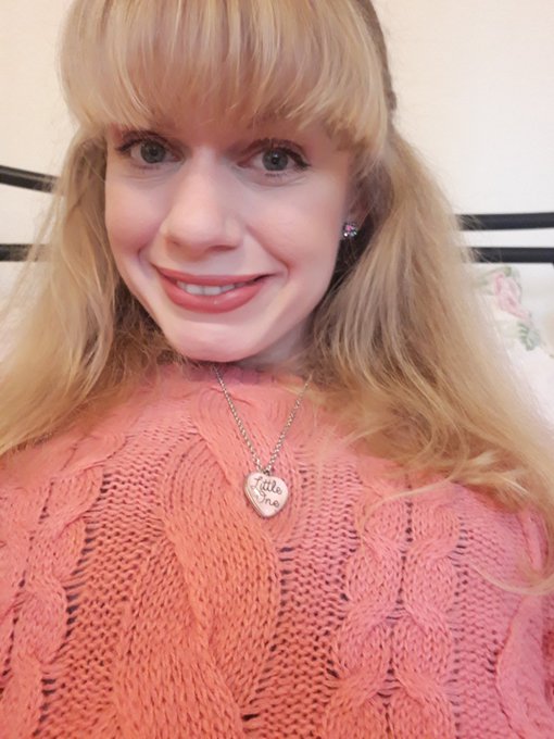 Back at uni today. Snuggled up doing a bit of last min reading 😥👱&zwj;♀️📖 https://t.co/u7ZzGjjFqm<a href="/tag/sexysaturday"class="tags"><span>#sexysaturday</span></a>