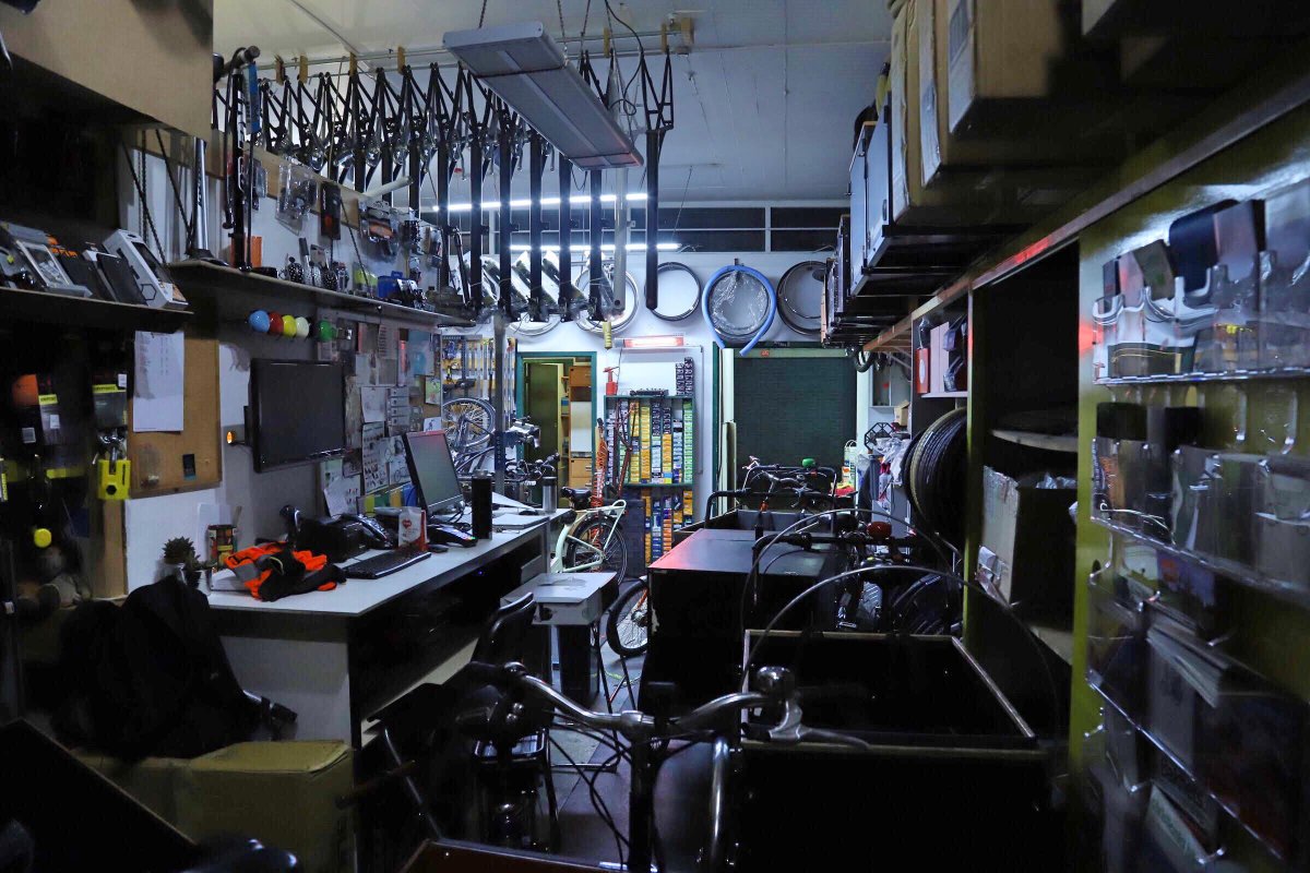 LdnGreenCycles's tweet photo. Time to open up for a brand new week. Wakey wakey.

#london #cargobikes #coffee #bikeshop #christianiabikes #babboe #bakfiets #nihola #douzecycles #bullitt #bicicapace #omniumcargo #workshop #repairs #eassist #retrofi #pendix #spares #accessories https://t.co/Bb2Wt3cK5T