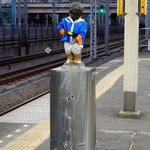 アムロ!行きまーす!？浜松町駅の『小便小僧』がアムロのコスプレ中!