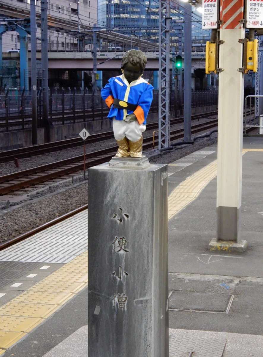 アムロ！行きまーす！？浜松町駅の『小便小僧』がアムロのコスプレ中ｗｗｗ