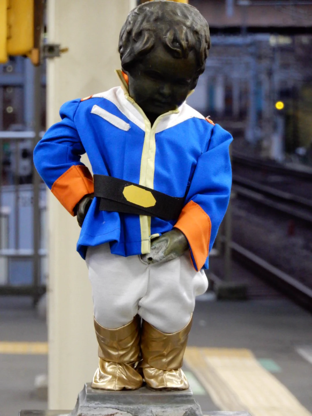 アムロ！行きまーす！？浜松町駅の『小便小僧』がアムロのコスプレ中ｗｗｗ