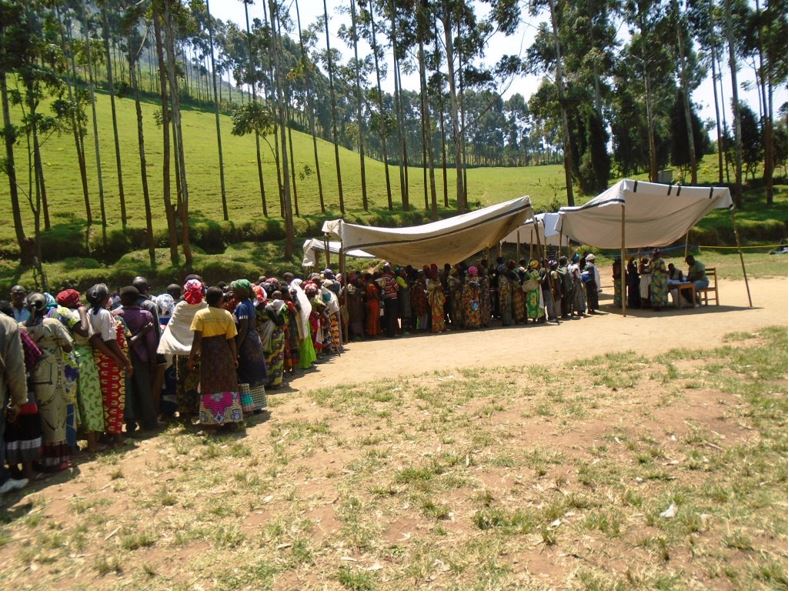 pacodevi's tweet photo. Distribution des Savons et kits hygiénique aux déplacés du camp de Lushebere  dans le territoire de Masisi en province du Nord-Kivu/RDC https://t.co/4Rocu0ROcm