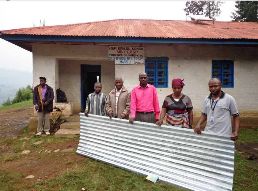 pacodevi's tweet photo. Remise des tôles pour la construction de l’EP KASHUKANO de BONDE dans le groupement Bapfuna en territoire de Masisi. https://t.co/3UENoja1wP