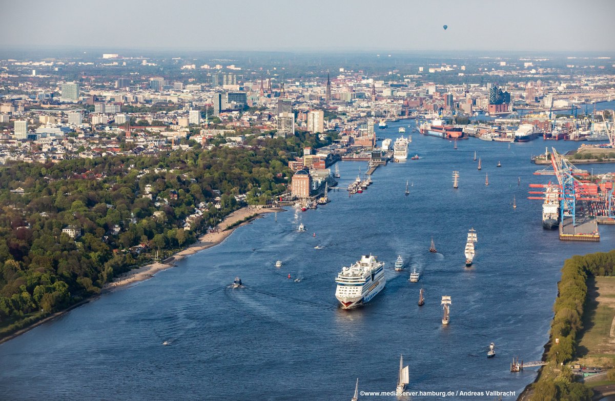 hamburgontour's tweet photo. #Hamburg is our pearl! ⚓️Get an idea of Hamburg and what is making the city truly so unique? @HamburgAhoi @visitHamburg @birdwinks  
➡️https://t.co/QFdAZfIE9l … https://t.co/0IBQqdpvVR