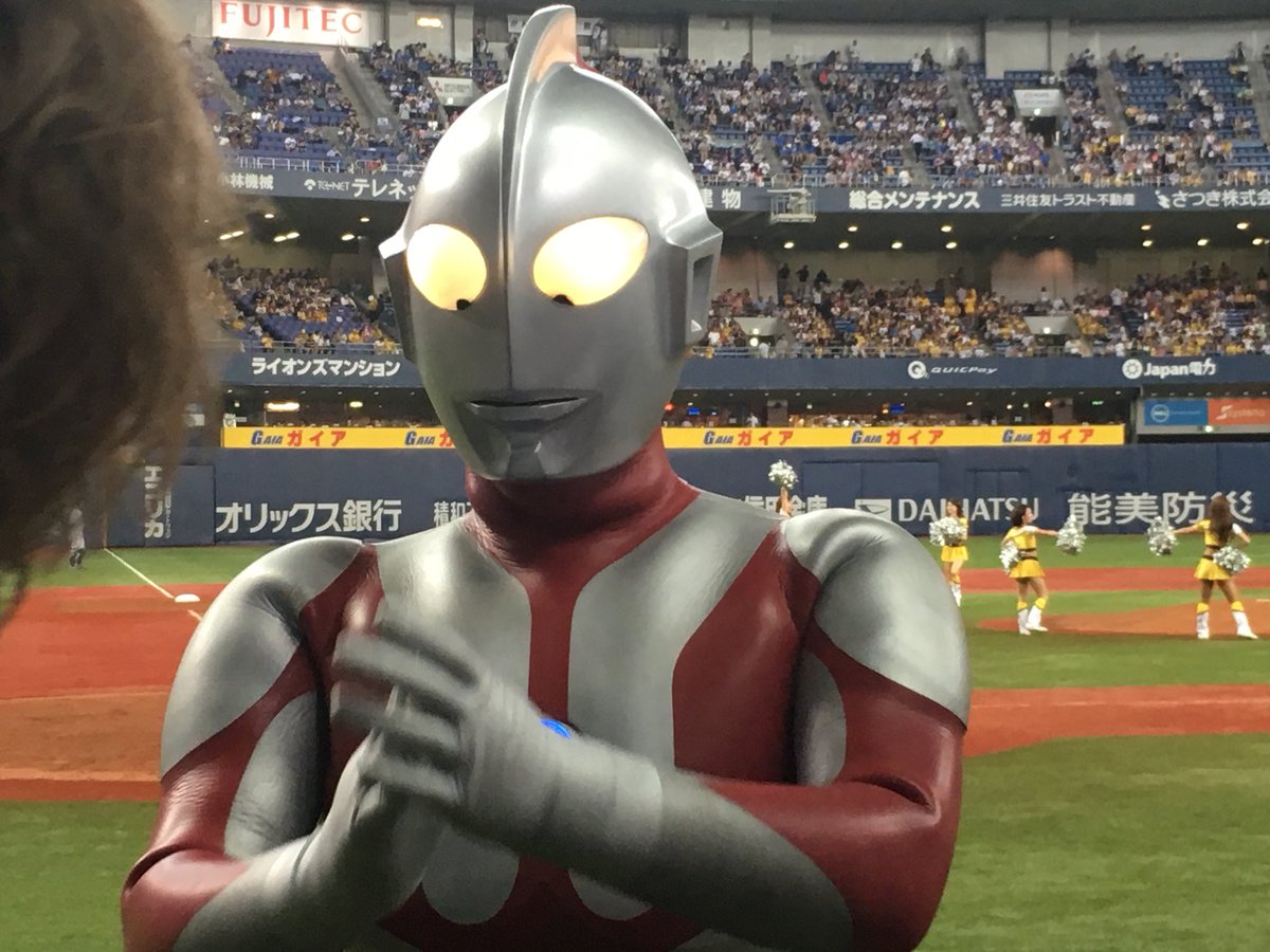 patrickosaka1's tweet photo. 出張ヘアメイクIN京セラドーム
夢のコラボ
阪神のマスコットキャラクター
                   &amp;
地球を守るウルトラマン
①阪神トラッキーのウルトラマンポー          
    ズ🌟
②ウルトラマン無事帰還🚶
③ウルトラマンドアップ⤴️&amp;拍手👏

#ウルトラマン
#トラッキー
#阪神タイガース
#ロケ撮影 https://t.co/ksoenU9YMo