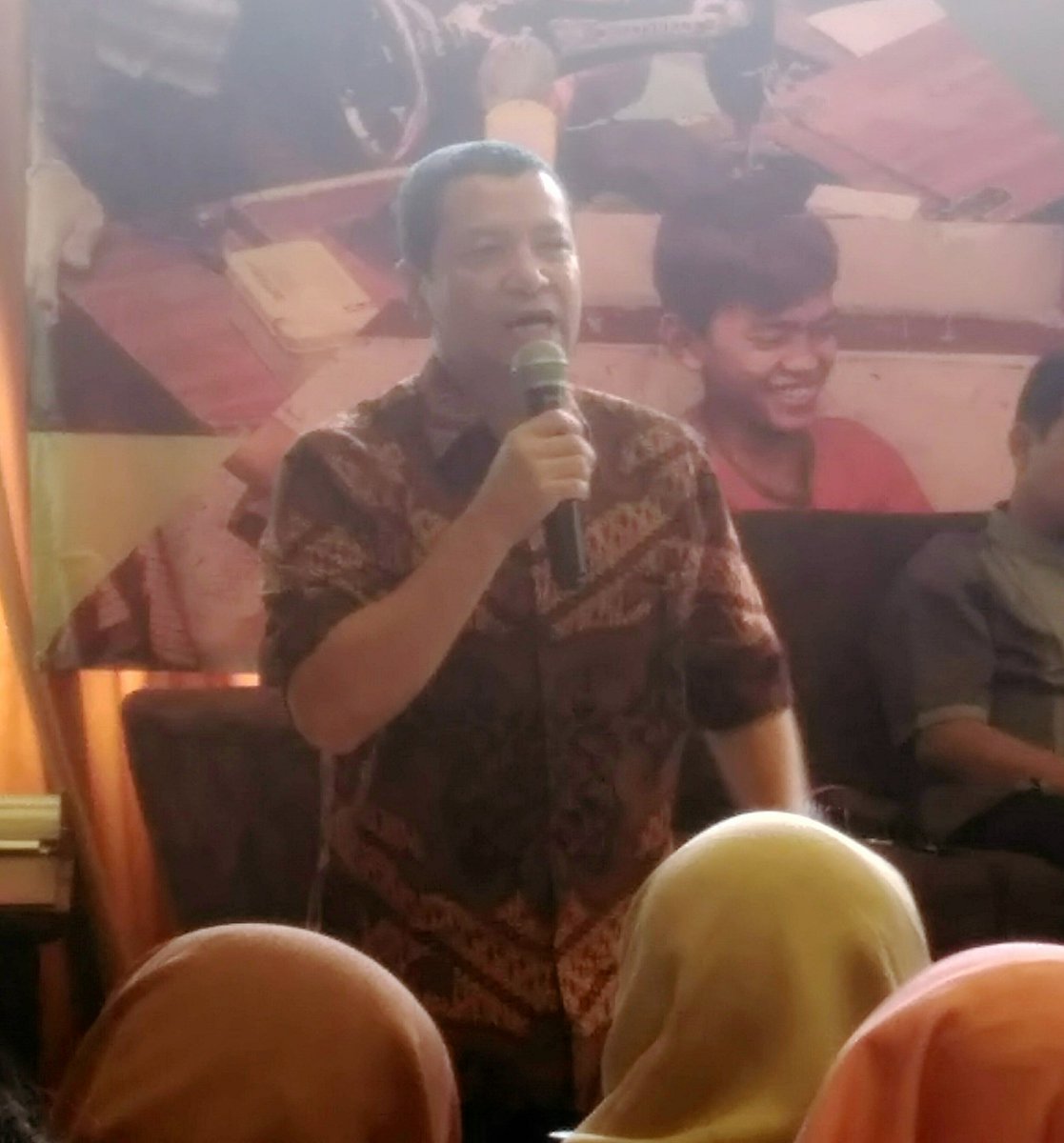 AniHarjanti's tweet photo. Bapak Mukhlis, Direktur PT. Pachira Group. Pengusaha dan pakar Agroindustri. Saat ini mengolah beberapa buah, dibuat pasta dll.
#PublicExposeDD2018
#ProgramPemberdayaanDD
#BerawalDariZakat https://t.co/n9pVtiYSkY