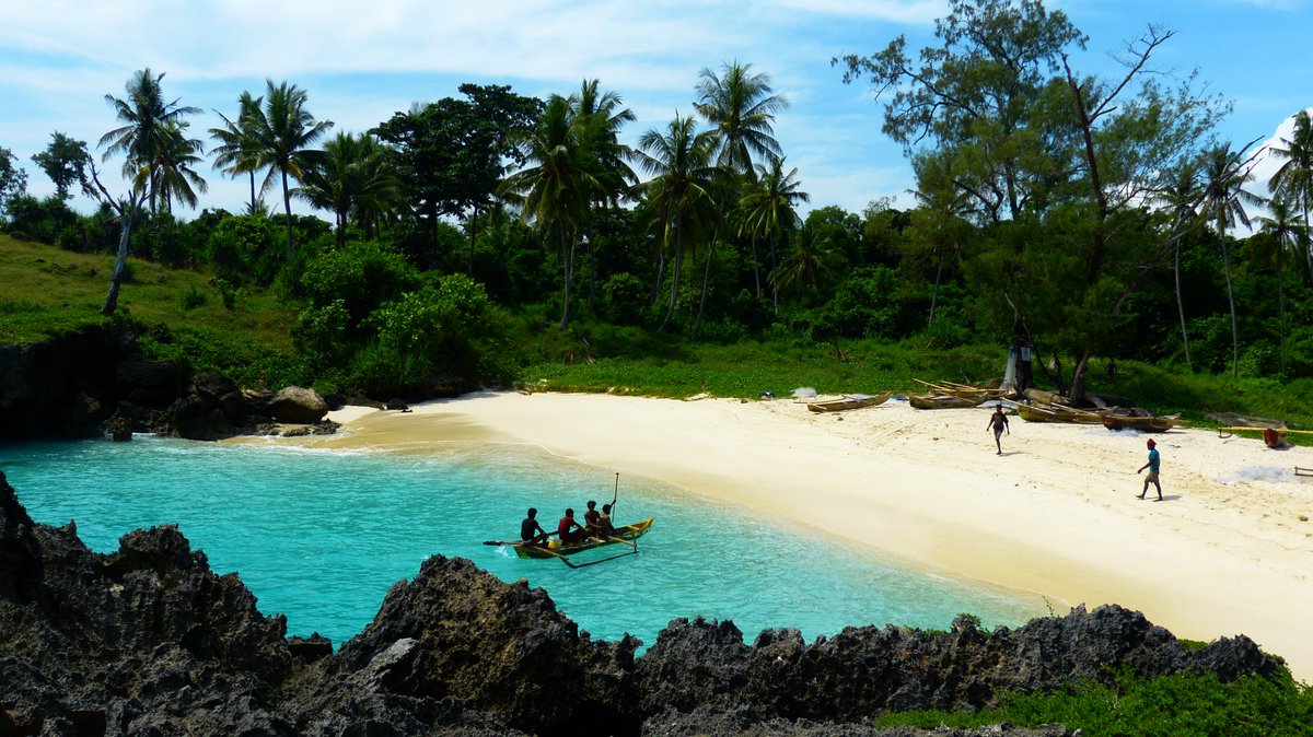sebumi_id's tweet photo. Coupled with its pounding waves, Sumba also serves up some gorgeous azure waters and white sands, and the most amazing things about the beaches that you will probably be left to enjoy them on your own. #Sebumi #ExploreSumba https://t.co/FvaKKWbM9d