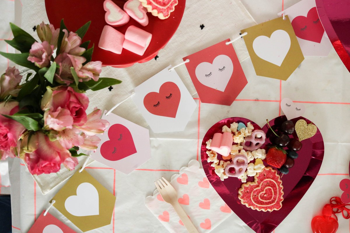 thesolbergfam's tweet image. #hearteyes galore for this mini #party pack for #ValentinesDay by @shippartyreturn 

More dets: instagram.com/ashleysolbergb… #partyplanner #decor #GalentinesDay