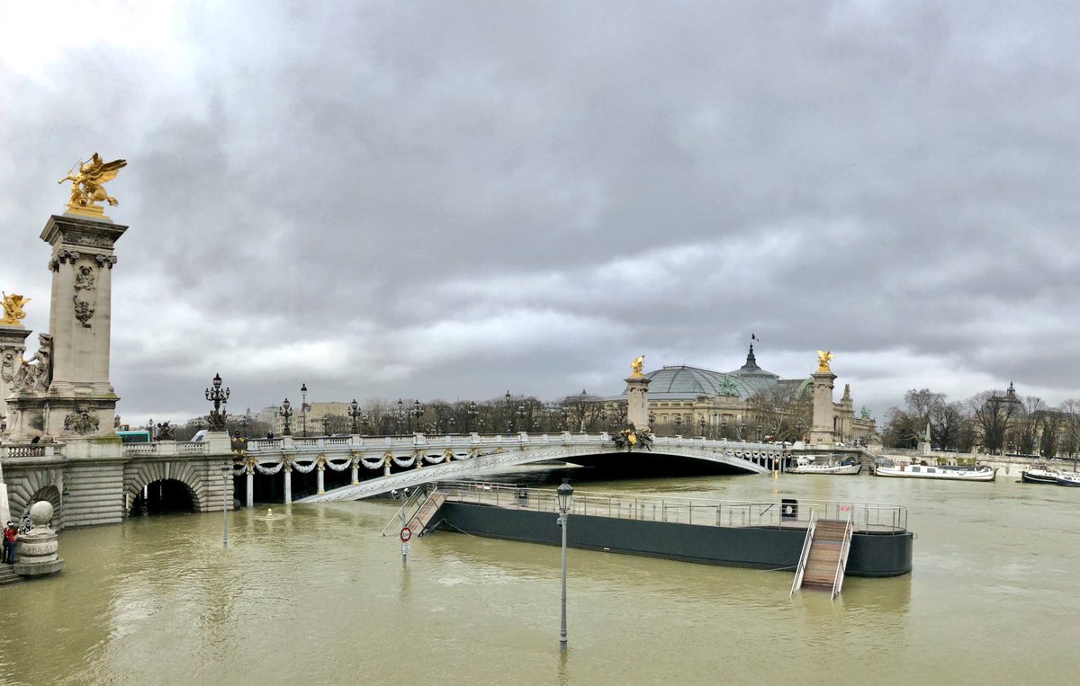 Bugün de Seine Nehri’nin hali böyle. Normalde sol taraf yürüyüş yoludur /  30.01.2018 / III. Alexandre Köprüsü pariste.net/iii-alexandre-… #CrueSeine