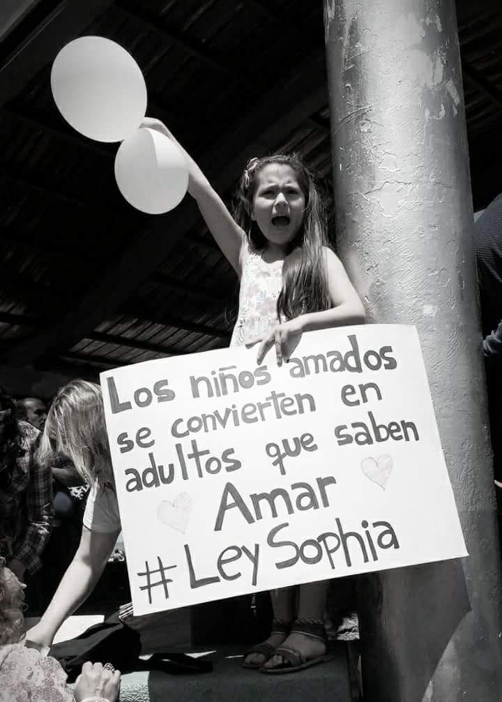 Danimoncadaar's tweet photo. #LeySophia La muerte de Sophia es el grito desesperado de los niños que sufren abusos y maltratos causándoles incluso la muerte.  Su partida nos debe doler y avergonzar a todos como país. Si tenemos una ley que protege a los animales... tb debemos tener una para los niños. https://t.co/IdDRfjtOZo