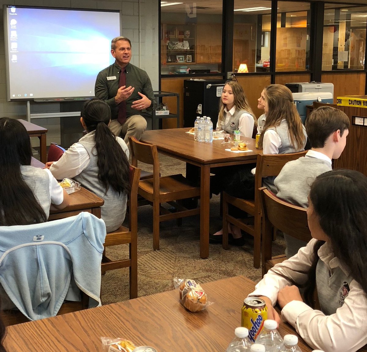 LowndesMiddle's tweet photo. Guest speaker, principal and former military officer Mr. Bill Haskin discusses the characteristics and traits of effective leadership at the LMS YLead Mini Conference #LMSrocks #Ylead @OneLowndes https://t.co/dNpIjVMHTZ
