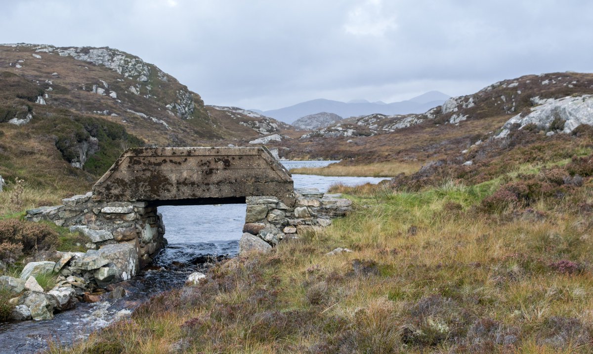 TheChaoticScot's tweet photo. I have a shiny new blog for YOU 💙 'The Isle of Harris: Much More Than Just Beaches' 👉🏼 https://t.co/lKx4XaSJED 😍 It features the famous tweed, a lunar-like road, the the loveliest of accents #ScotSpirit #Harris https://t.co/Z3jvyNG5Zn