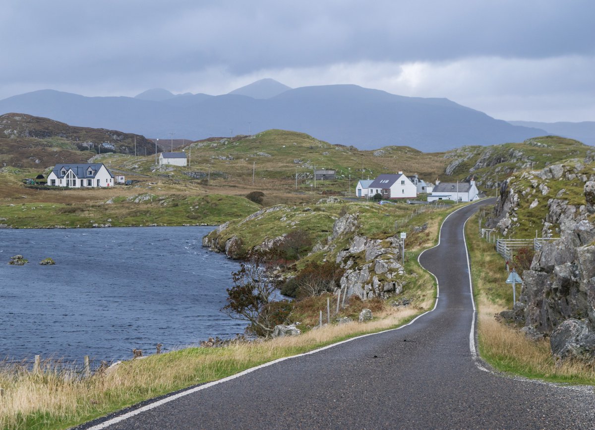 I have a shiny new blog for YOU 💙 'The Isle of Harris: Much More Than Just Beaches' 👉🏼 thechaoticscot.com/isle-of-harris/ 😍 It features the famous tweed, a lunar-like road, the the loveliest of accents #ScotSpirit #Harris