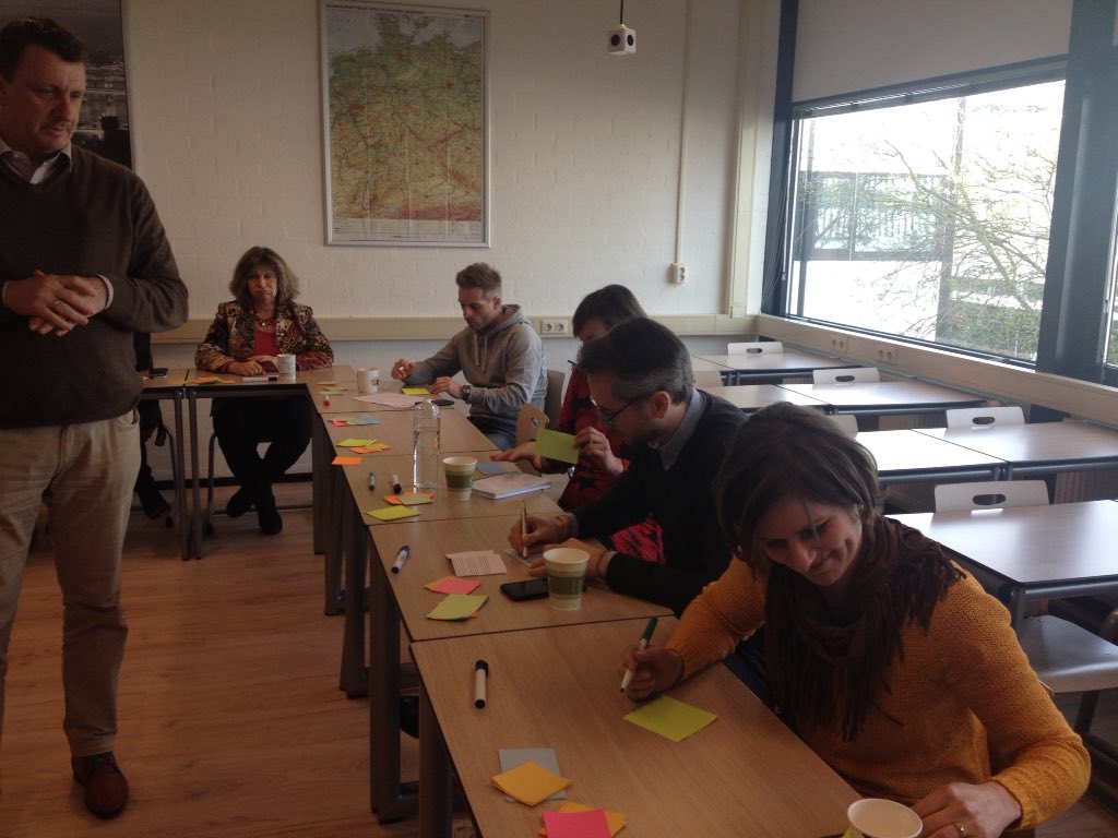 mapcusters's tweet image. Docenten en OOP'ers van #Fontys FEHT sparren over de beroepscontext en beroepsidentiteit, als onderdeel van de workshop authentiek leren