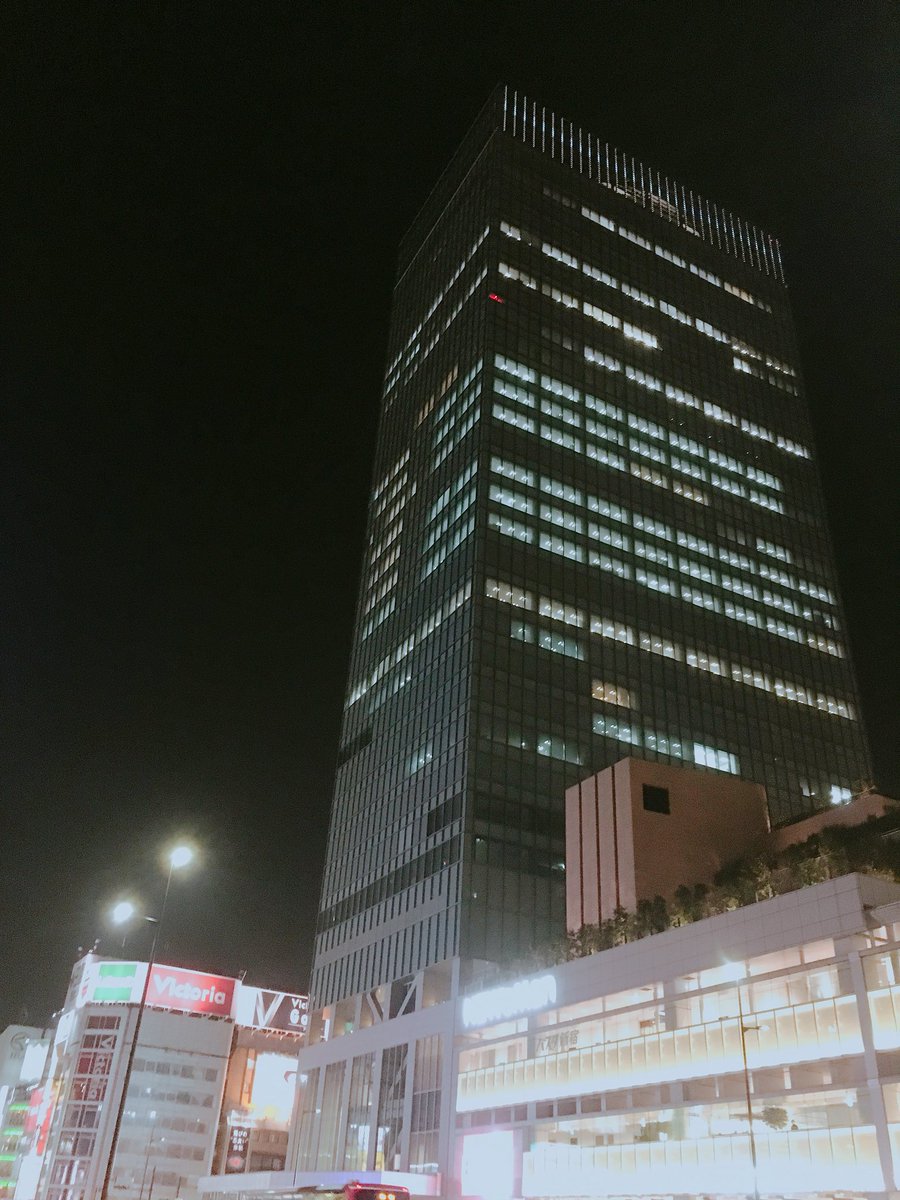 夜の新宿🌉
高いビルだな〜〜🏢

ここの
最高層ビルの1番上の
景色はどう見えているんだろう。

夢じゃない。

こいつらが
30年かけてやって来たことを
俺はたった5年でやってみせる！