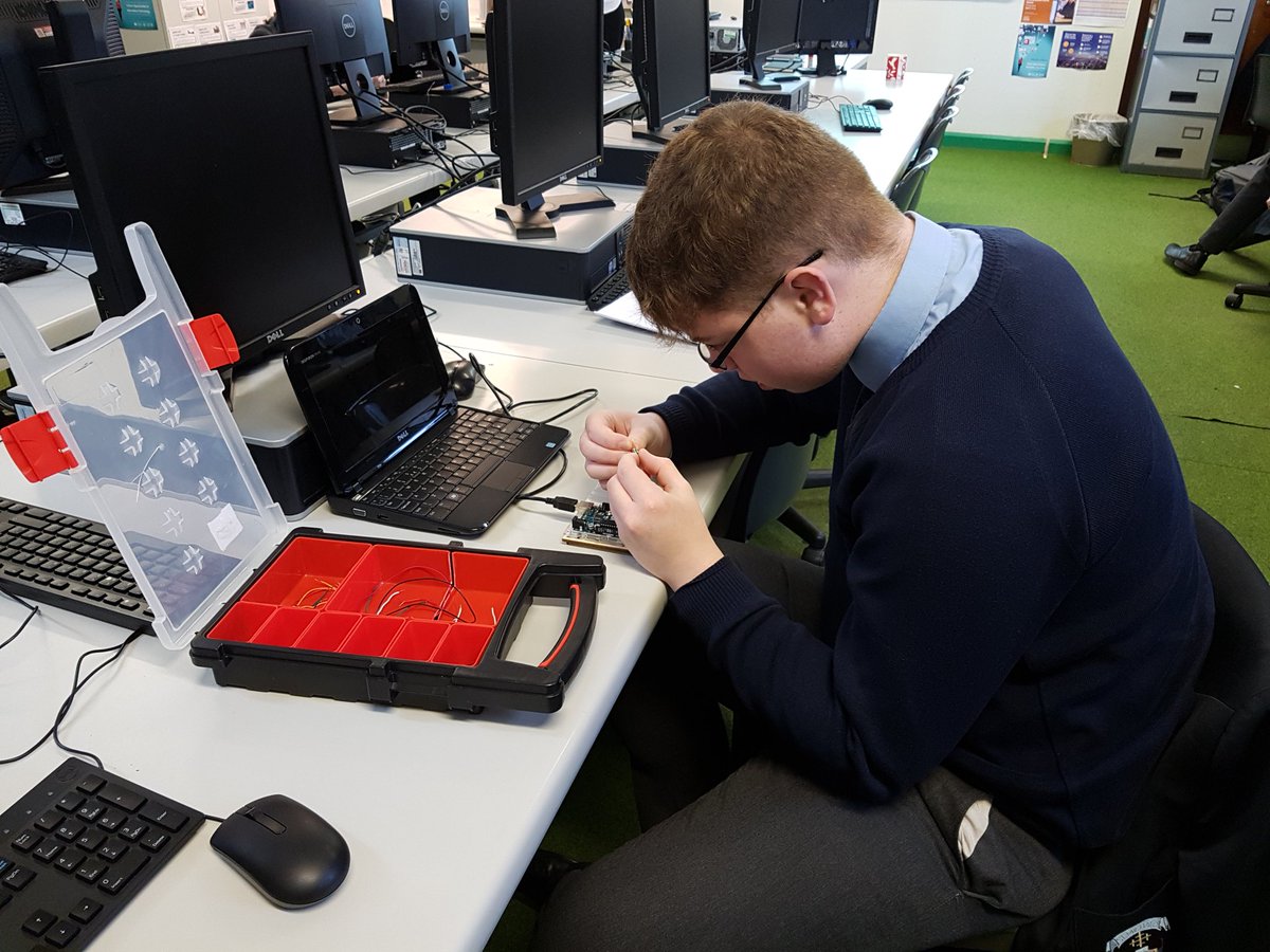 St_Michaels_Ekn's tweet image. A Level DT students getting to grips with the Arduino UNO and coding a traffic light system #codingfromscratch #troubleshooting #teamwork @SentinusNI