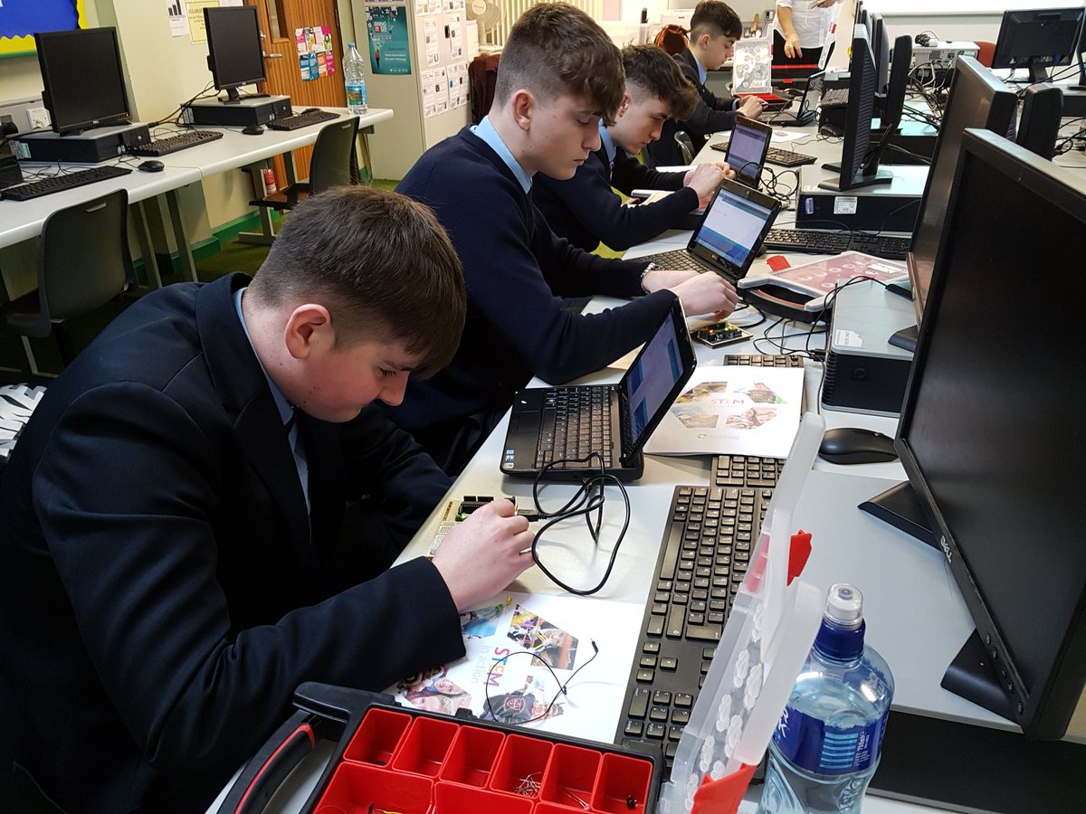 St_Michaels_Ekn's tweet image. A Level DT students getting to grips with the Arduino UNO and coding a traffic light system #codingfromscratch #troubleshooting #teamwork @SentinusNI
