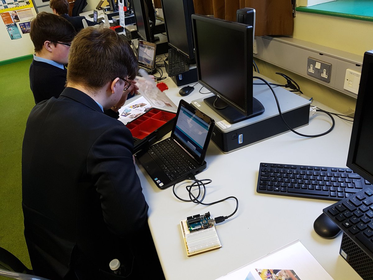 St_Michaels_Ekn's tweet image. A Level DT students getting to grips with the Arduino UNO and coding a traffic light system #codingfromscratch #troubleshooting #teamwork @SentinusNI