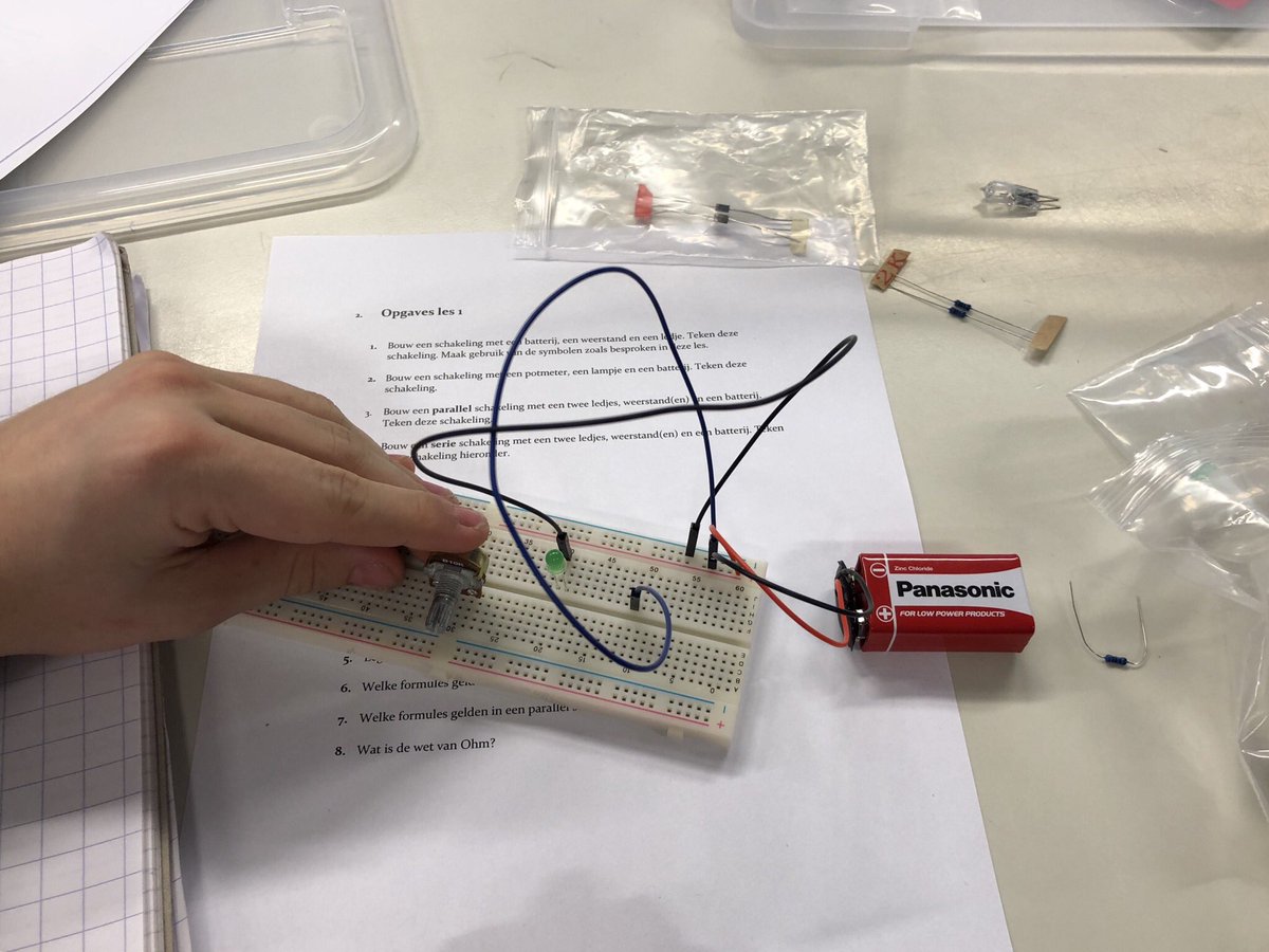 Drie studenten van <a href="/hszuyd/">Zuyd</a> brengen een aantal leerlingen van 5 havo @UrsulaHorn de eerste beginselen van elektrotechniek bij. Mooie samenwerking!