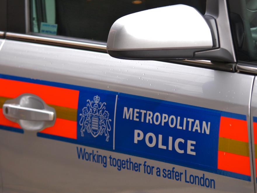 Police in West London fine cyclists for using mobile, but say they have no resources to target drivers using handheld phones at wheel: road.cc/236374 #cycling