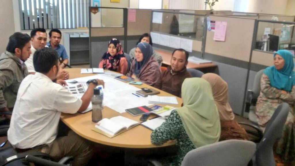 SaifulbRamli's tweet photo. Memberi tugasan semasa cuti 2 hari ini kpd team BRBF AM2 supaya bersiap sedia melaksanakan kerja kajian dilapidasi projek konservasi Bangunan Lama SUK Negeri Sembilan dgn kerjasama @JKRNS Terima kasih atas kerjasama #TEAMSAIFUL @JKRMalaysia @RoslanMdTaha @ZAzidin @MarianiSuhud https://t.co/QC63LwaEBk