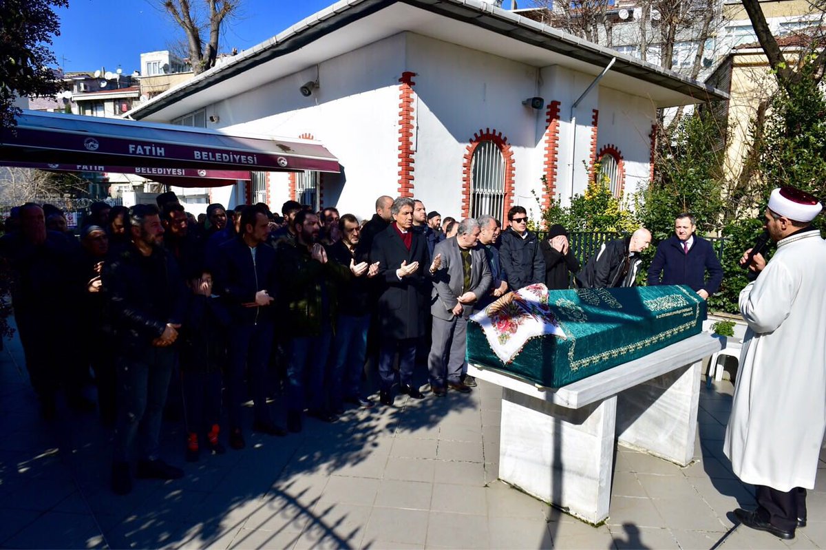 mustafademir's tweet photo. Merhume Ümran Turnakuşu’nun cenaze törenine katıldık. Ümran Hanım sağlığında “Vefat edersem cenazeme Mustafa Demir gelsin” diye vasiyet etmiş biz de vasiyet üzerine üstümüze düşen görevi yerine getirdik. Merhumeye tekrardan gani gani rahmet dilerim https://t.co/yihqrC2kPb