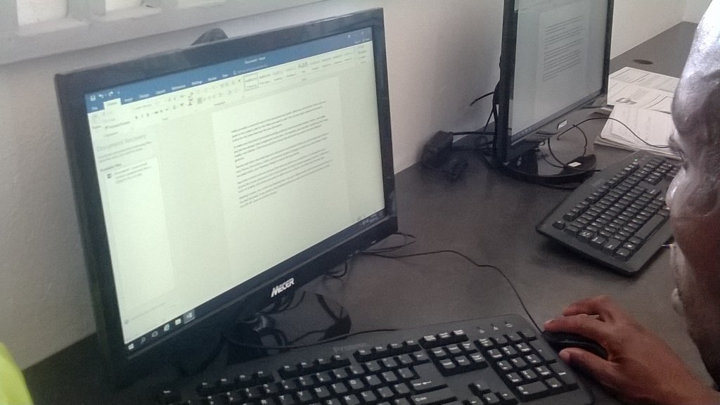 MokoenaMemory's tweet photo. #OutOfTheBox @GwfOnline @HuntDLC1 students doing  text formatting @b12mashaba @yingisanikhoza https://t.co/m4DD3KamD7