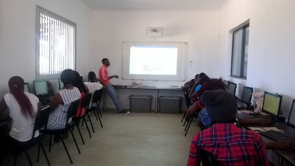 MokoenaMemory's tweet photo. #OutOfTheBox @GwfOnline @HuntDLC1 students doing  text formatting @b12mashaba @yingisanikhoza https://t.co/m4DD3KamD7