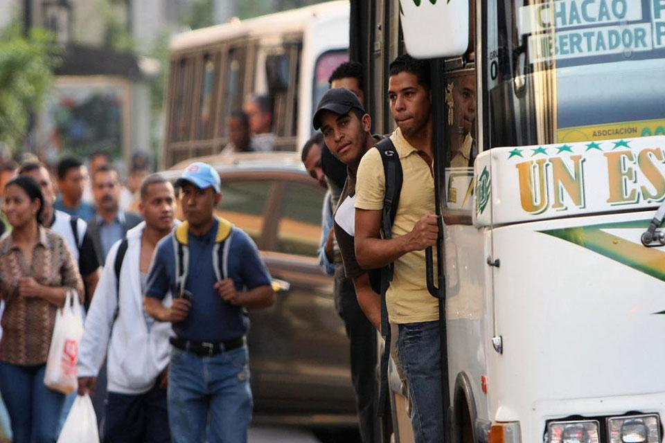 albanfernando's tweet image. #30Ene Nos reportan la paralización del transporte en varias zonas de Caracas. Tanto el Gremio de los Transportista como los Usuarios pagan la Ineficiencia de un Gobierno que la Solución no es un acuerdo para resolver la crisis, sino la amenaza y la destrucción.