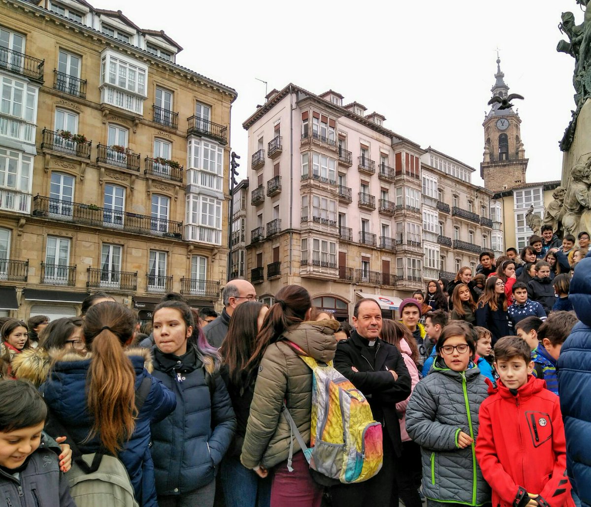 <a href="/Oscar_viator/">Oscar AB</a> <a href="/EGIBIDE/">EGIBIDE</a> <a href="/PastoralUAlava/">Pastoral UPV Vitoria</a> <a href="/crisolsv/">Crisol San Viator</a> <a href="/CoramisCoras/">CORAMIS</a> <a href="/T_L_Egibide/">Tiempo Libre Egibide</a> El Obispo de Vitoria participa junto a los jóvenes de la Diócesis en el Acto por la Paz. 

Éxito de convocatoria. Ha venido hasta la paloma (mira en la torre de San Miguel)