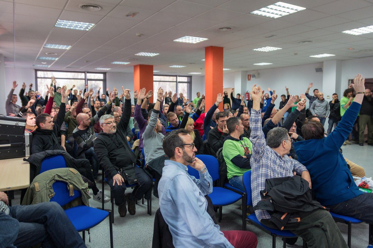 ALesPlaces1's tweet photo. Con un gesto de auténtica democracia se decidieron los pasos a seguir para resolver el #StopDespidosTitanlux. La empresa aún y así continúa en la misma posición sin garantías para l@s trabajadorxs. Escuchen de una vez a su gente sin ell@s nunca serían nadie. #UnificandoLasLuchas https://t.co/MRi2NjCOfa