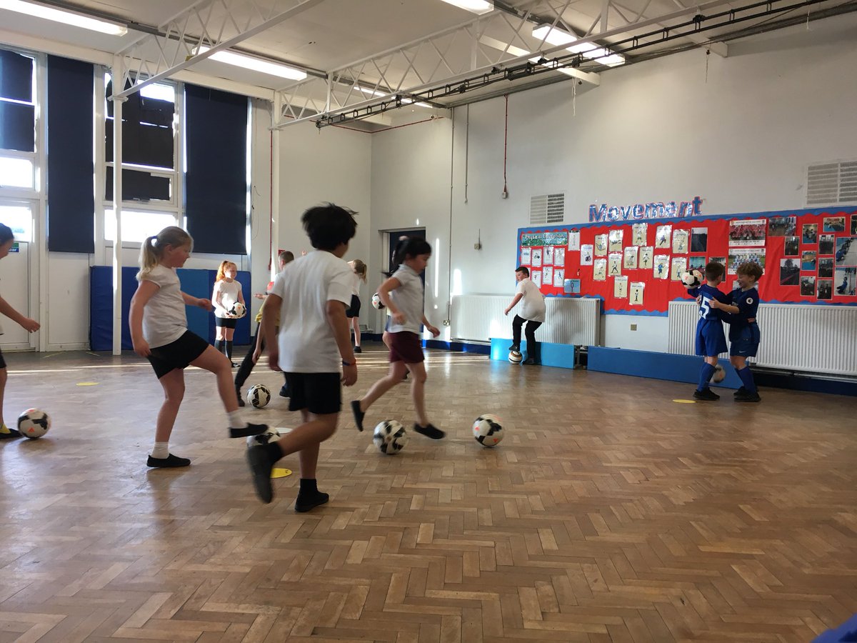 ButtonLane_'s tweet photo. #class5CE working together in Football Skills today #teamwork https://t.co/psuqC2ltYJ