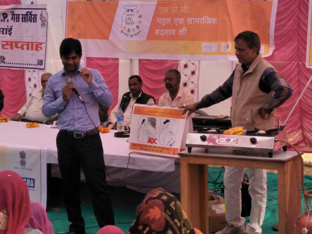 PankajHpcl's tweet image. PM LPG Panchayat attended by 150 people including 130 female at Vill: Arain, Ajmer, Rajasthan. @HPCL @PMUjjwalaYojana @ajitsingh1961 @MustyalwarShyam @AshutoshJindal @Rg03Goel  @Sunjay_HPCL