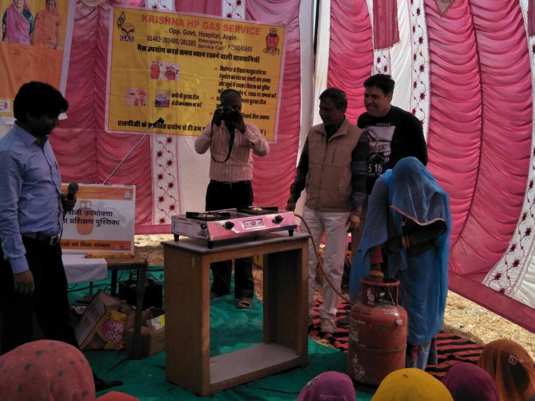 PankajHpcl's tweet image. PM LPG Panchayat attended by 150 people including 130 female at Vill: Arain, Ajmer, Rajasthan. @HPCL @PMUjjwalaYojana @ajitsingh1961 @MustyalwarShyam @AshutoshJindal @Rg03Goel  @Sunjay_HPCL