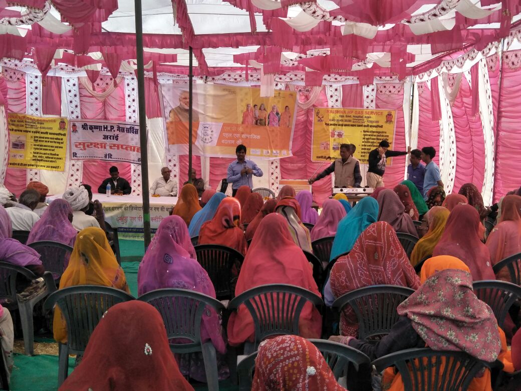 PankajHpcl's tweet image. PM LPG Panchayat attended by 150 people including 130 female at Vill: Arain, Ajmer, Rajasthan. @HPCL @PMUjjwalaYojana @ajitsingh1961 @MustyalwarShyam @AshutoshJindal @Rg03Goel  @Sunjay_HPCL
