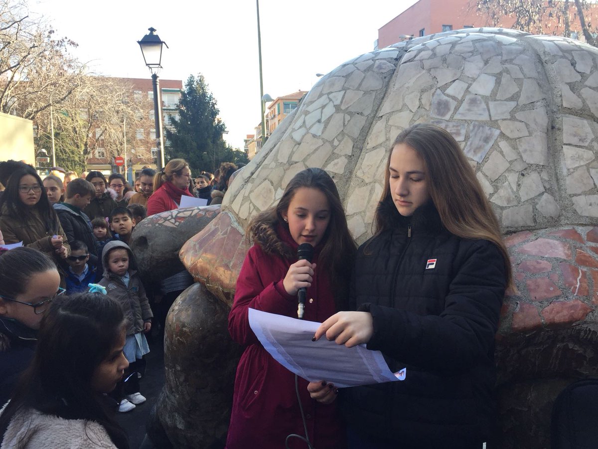 prometeovk's tweet photo. Hoy celebramos en la Plaza Ágata de Villaverde,  el Día de la #Paz la comunidad educativa del Colegio Vedruna de Villaverde @colegiovedruna @EFoncueva https://t.co/4b96VI6BDN