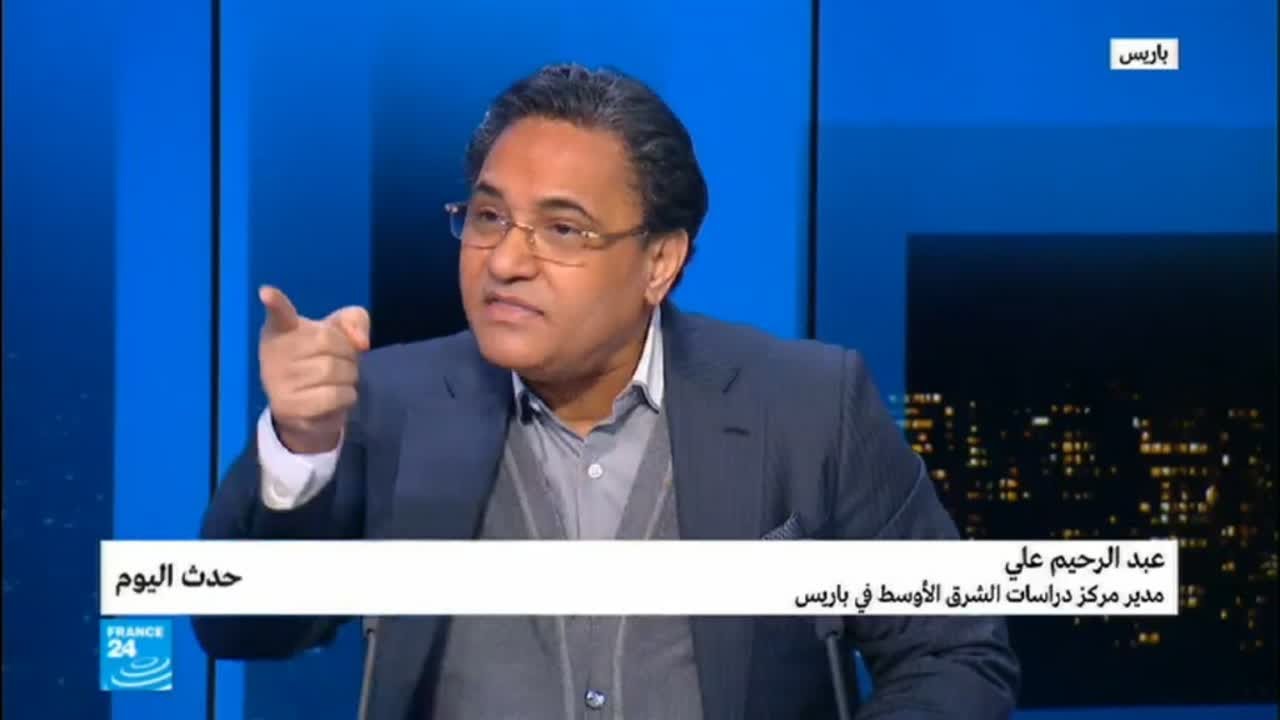 لماذا يمسك "السيسي" دائمًا بالميكرفون؟! "هو الريس كان نفسه يطلع إعلامي؟ّ!" 5
