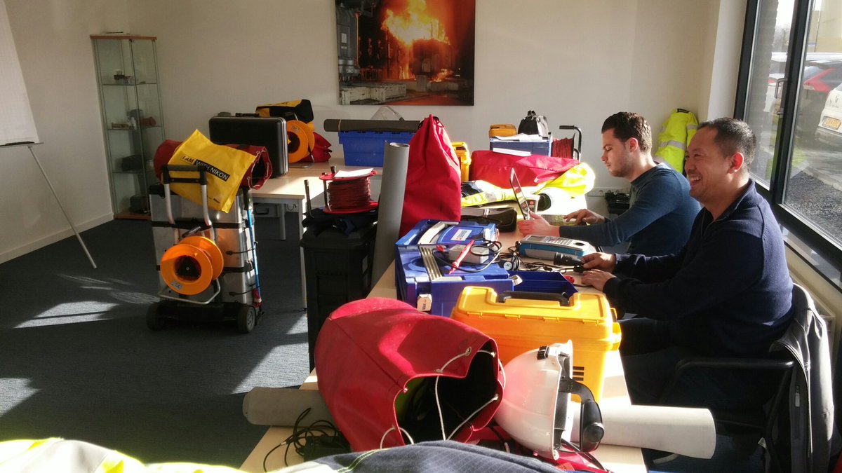 In het zonnetje arbeidsmiddelen en pbm's inspecteren van collega's, tijdens het 2-maandelijks inspecteursoverleg. Wij zoeken nog teamversterking met een #NEN3140 inspecteur in de regio Amsterdam-Den Haag-Utrecht wqd.nl/AAED