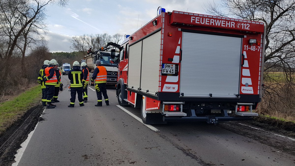 #Potsdam Mittelmark // Vollsperrung L86 #Schmergow in  Richtung #Deetz wegen LKW Unfall // Fahrer verletzt im Krankenhaus // Derzeit laufen die Bergungsarbeiten // #Polizei vor Ort // Mehr dazu heute im <a href="/SKB_TV/">SKB BRANDENBURG</a> #Brandenburg