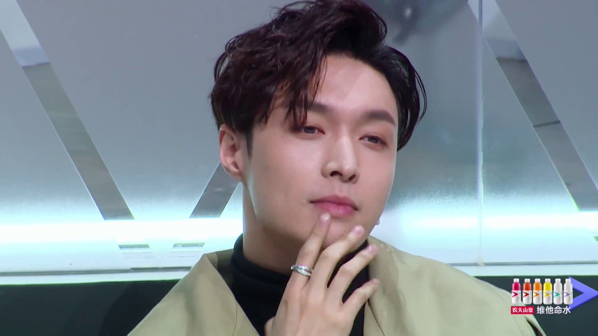 Lay (EXO) nghẹn ngào chia sẻ sự khó khăn khi còn là thực tập sinh trong Idol Producer