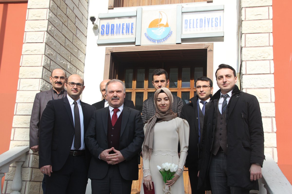 Sürmene Belediye Başkanımız Sayın Rahmi Üstün, dünya evine giren Hakime Ayşenur Aktaş ve Hakim Erdal Ulutaşdemir'in nikah törenini Belediyemiz Nikah Salonunda gerçekleştirdi.