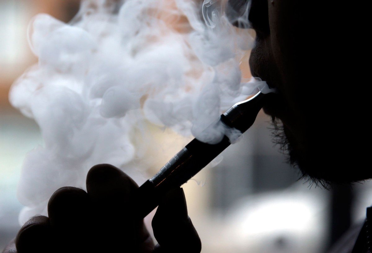 g1's tweet photo. Cigarro eletrônico pode aumentar riscos de câncer e doenças cardíacas https://t.co/rqJD4GENbJ #G1 https://t.co/f4y4jgmOJe