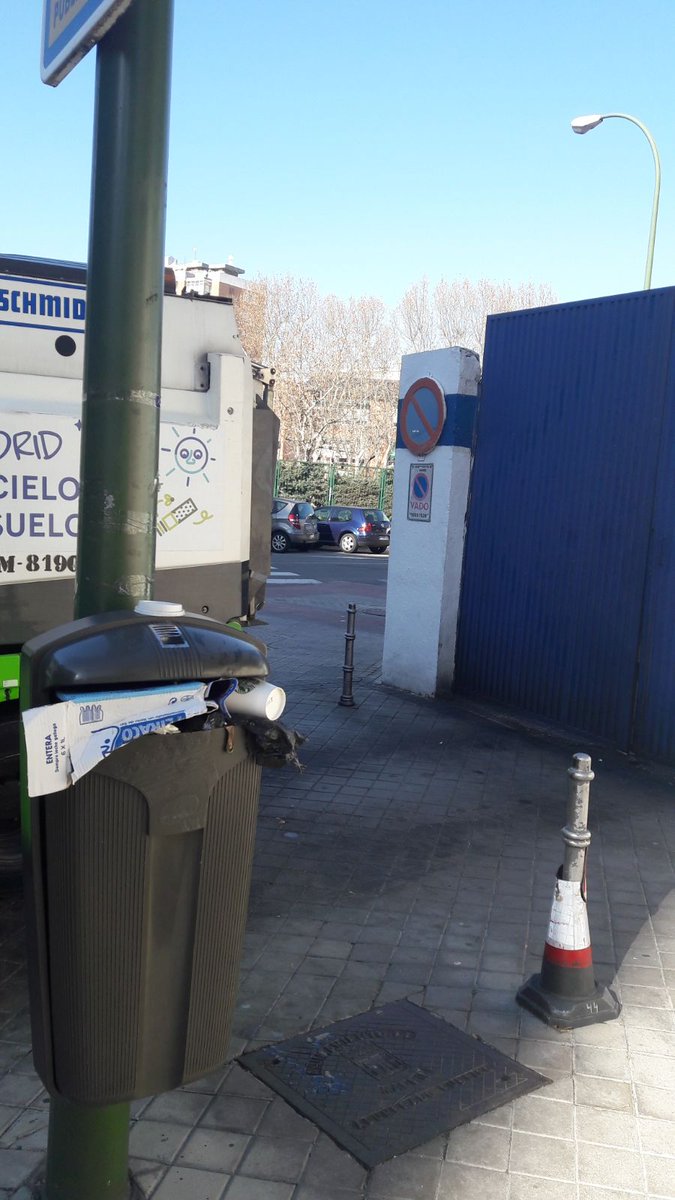 En la C/Edison tenemos las papeleras floreciendo así de bonitas hace días. Al lado de un cantón de limpieza. Lo mismo alguien debería de hacer algo, ¿no? <a href="/Lineamadrid/">Línea Madrid</a> <a href="/MADRID/">Ayuntamiento Madrid</a> <a href="/isabanes/">Inés Sabanés</a> <a href="/Rita_Maestre/">Rita Maestre 🌾</a> <a href="/JMDSalamanca/">Distrito de Salamanca</a> <a href="/pblcarmona/">Pablo Carmona</a> <a href="/JMDChamartin/">Distrito de Chamartín</a> <a href="/mvalienteots/">Mauricio Valiente🔻</a> <a href="/Madridlovale/">Madridlovale</a> <a href="/AscoMadrid/">Madrid Da Asco</a>
