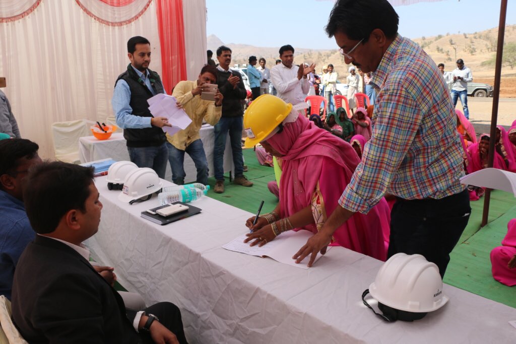 CollectrBarwani's tweet photo. .@CMMadhyaPradesh @nitin_gadkari memorable day for @distBarwani as we handover #mpgsy @Ambapani vill to local woman #shg for maint. #mou signed,#1st time in #MadhyaPradesh https://t.co/70fZepLqms