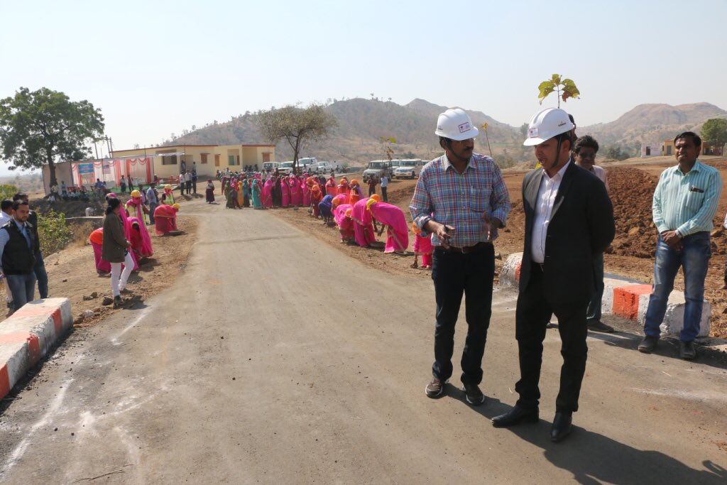 CollectrBarwani's tweet photo. .@CMMadhyaPradesh @nitin_gadkari memorable day for @distBarwani as we handover #mpgsy @Ambapani vill to local woman #shg for maint. #mou signed,#1st time in #MadhyaPradesh https://t.co/70fZepLqms