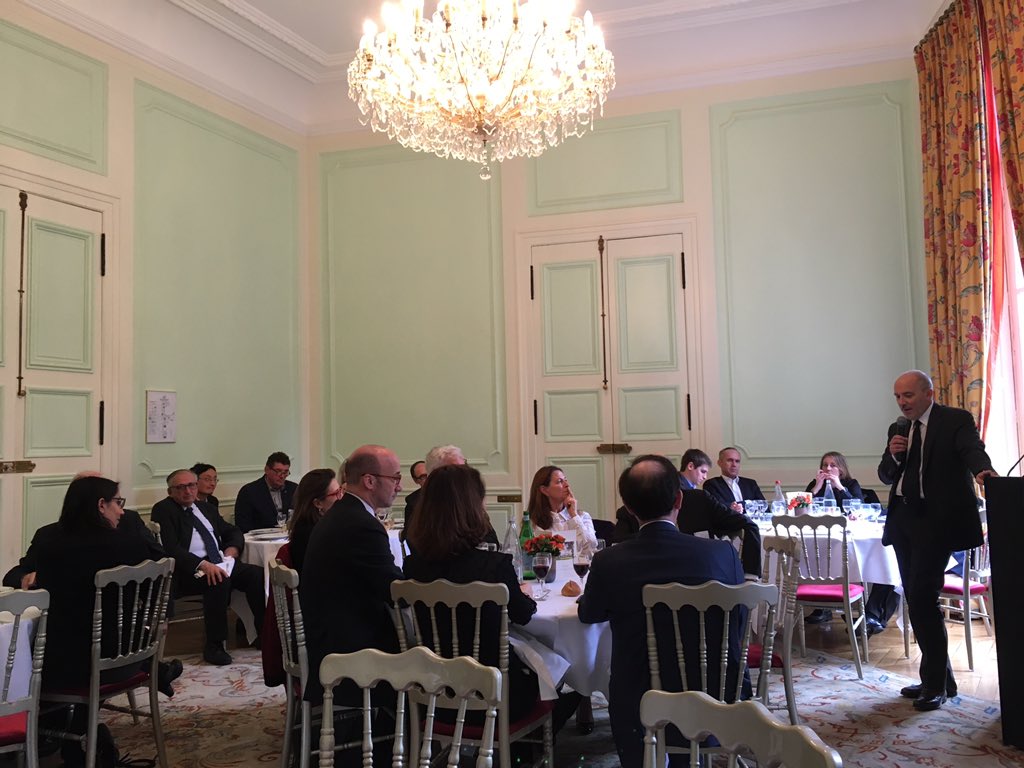 Les_CCE's tweet photo. Le PDG d'@orange @srichard s'entretient avec @Les_CCE lors du #ClubCCE : "d'ici 2020, Orange aura connecté 50 millions de foyers à la fibre optique." https://t.co/38tIs1WdcE