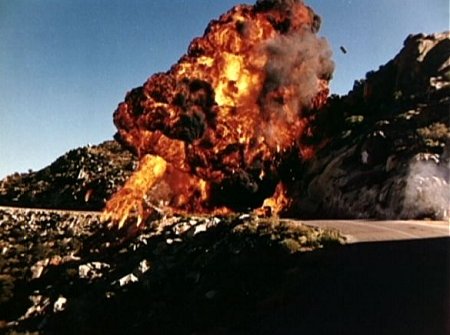 島野隣三 この炎は友人の復讐に燃えるボンドの怒りの炎だ という評にはなるほどと思った