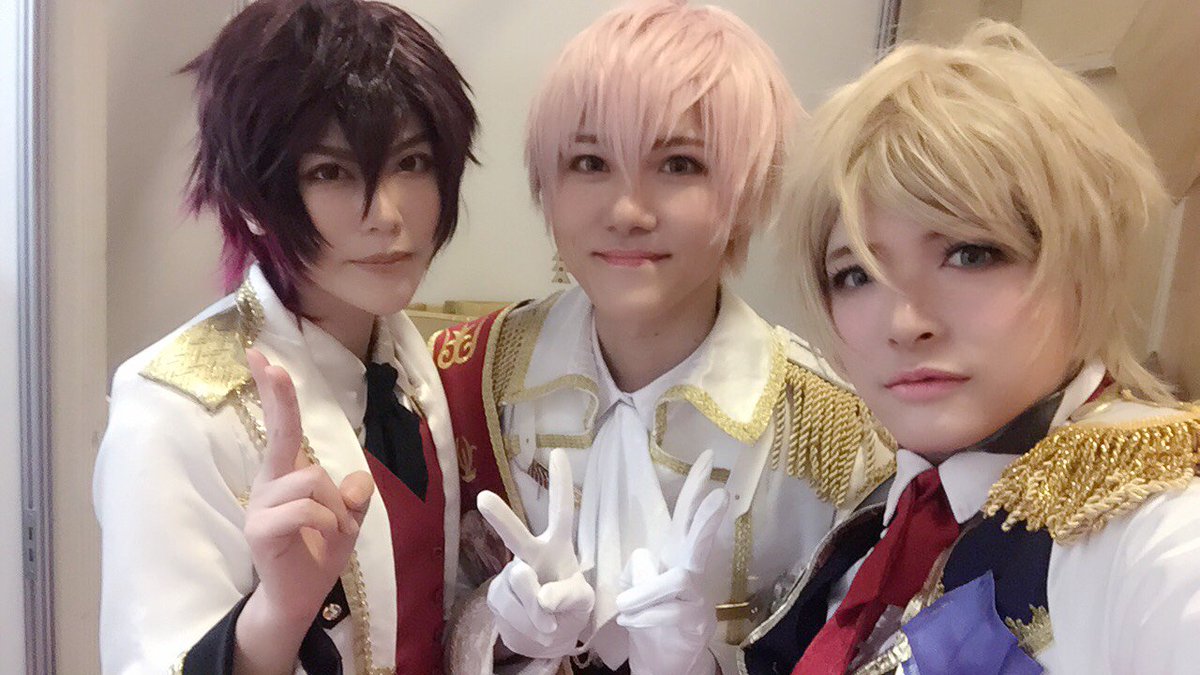 hiroto_cos's tweet photo. 台湾で出会った、アラン(YAOさん)とルイ(君さん)のｺｽﾌﾟｲﾔｰさん。
二人ともアジアで大人気の方なのです(^-^)
優しくて素敵で、僕の衣装が一部取れかけてるのを見つけて、すぐに直してくれたり…  ｼﾞｪｽﾁｬｰだけで笑いあえたり… すごく素敵な時間を過ごせました!

#イケメン王宮 #イケシリ https://t.co/dNSzH4z5N3