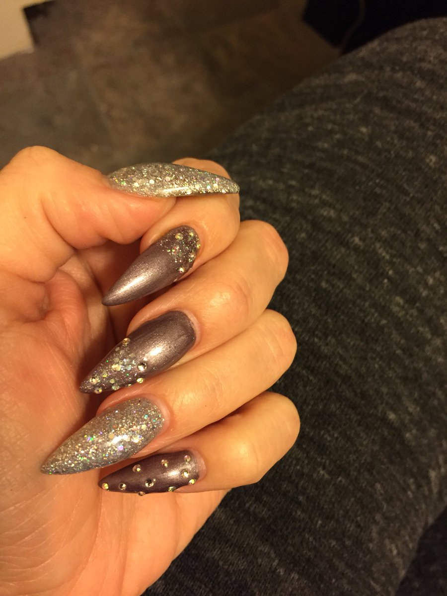 FireflySalem's tweet photo. Claws for days..if your nail tech can’t do this don’t bother #claws #streamatemodel #streamate #camgirl #livecam #camshow #metalchick #girlswithtattoos #sexy #meow https://t.co/0yywXmIRCB