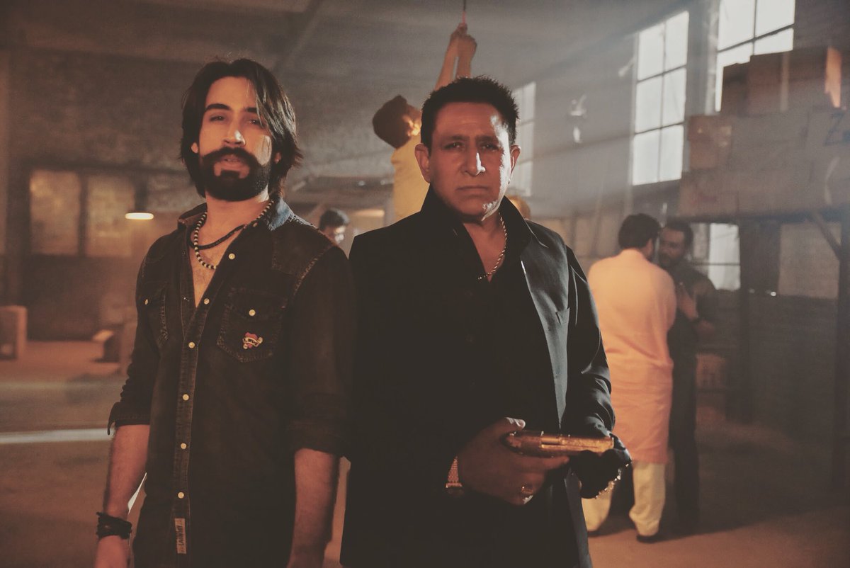 ParchiTheMovie's tweet photo. BTS: Ali Rehman &amp; Shafqat Cheema in their characters on the sets of #Parchi. 🔥

#ParchiWinningHearts #ParchiFever 💪#ParchiWillBlowYourMind #ParchiTakesOver

Releasing in UK on the 2nd of Feb 2018. The dates for UAE release will be up shortly. https://t.co/9MyO3Kc0dX